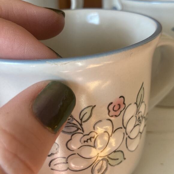 Vintage Chantilly Fleur de Lune Cups & Saucers, Service for 4 - Picture 12 of 13